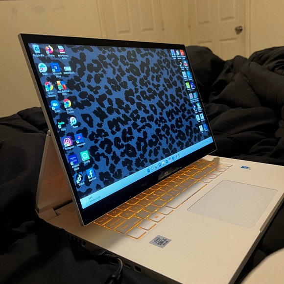 Concept D laptop - Picture 2 of 5